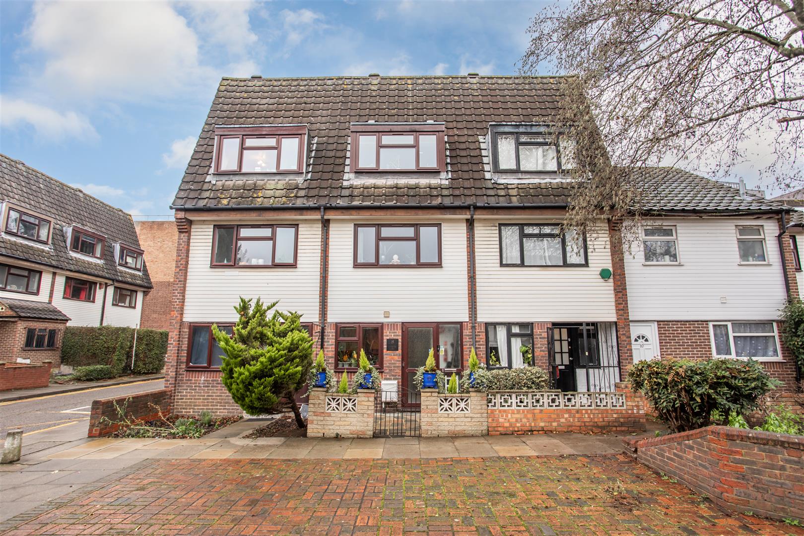 4 bed property in Union Drive, Stepney Green